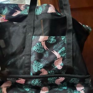 Beach bag with insulated bottom